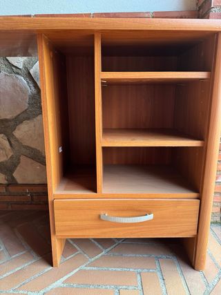 Escritorio de madera marrón