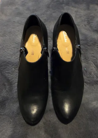 Botín Clarks Kendra talla 40 Negro