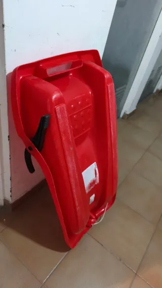 Trineo de plástico rojo con freno