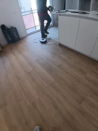 Colocación de parets y tarimas de madera