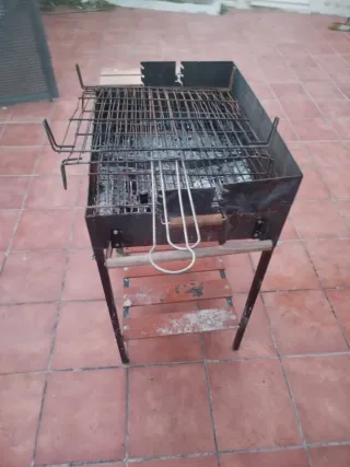 Barbacoa de carbón con ruedas