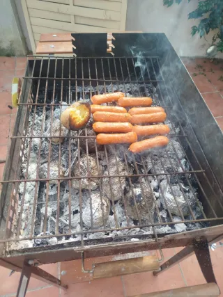 Barbacoa de carbón con ruedas
