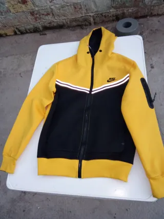 Conjunto Nike Tech Fleece Amarillo