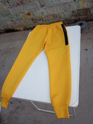 Conjunto Nike Tech Fleece Amarillo