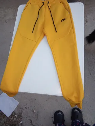 Conjunto Nike Tech Fleece Amarillo