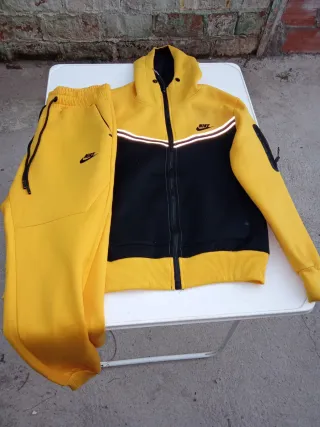 Conjunto Nike Tech Fleece Amarillo