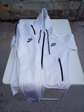 Conjunto Nike Tech Fleece Amarillo