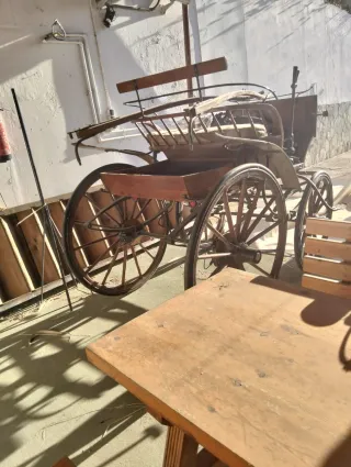 Carro de caballos de paseo de madera