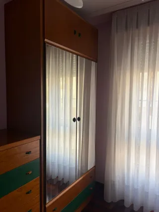 Armario y cómoda de madera