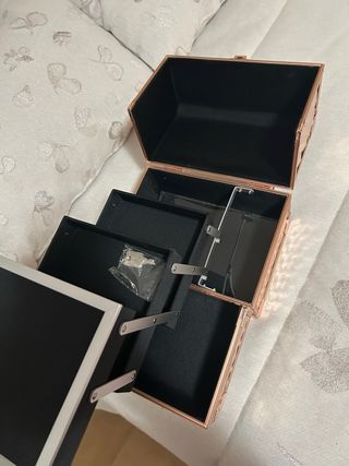 Cofre de maquillaje dorado-rosa