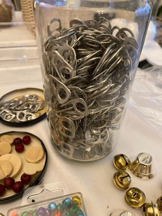 Material para manualidades: abalorios, cascabeles