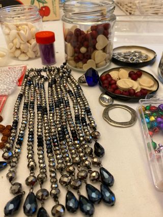 Material para manualidades: abalorios, cascabeles