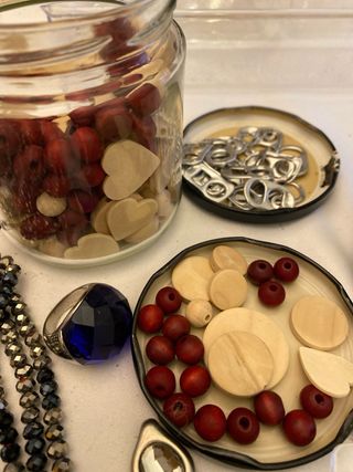 Material para manualidades: abalorios, cascabeles