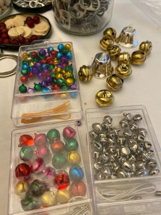 Material para manualidades: abalorios, cascabeles