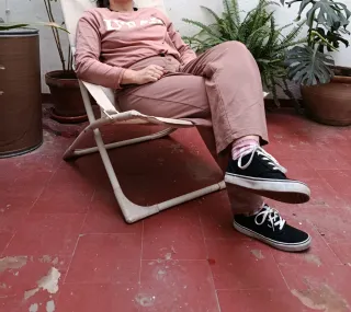 Tumbona plegable beige y blanca