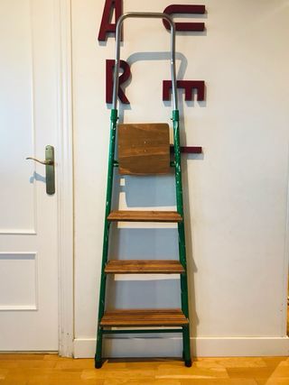 Escalera restaurada verde madera