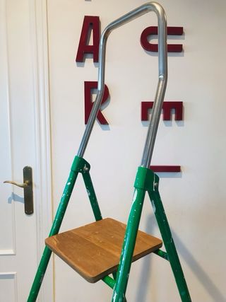 Escalera restaurada verde madera