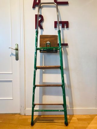 Escalera restaurada verde madera