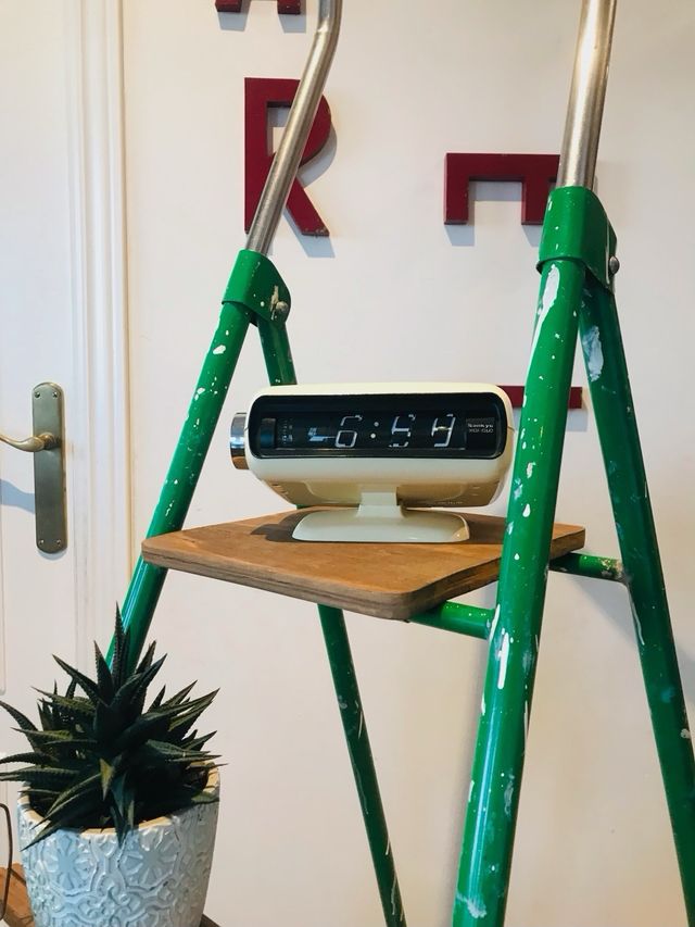 Escalera restaurada verde madera