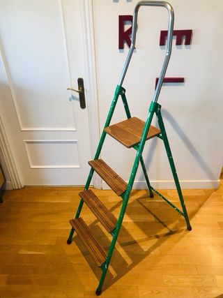 Escalera restaurada verde madera