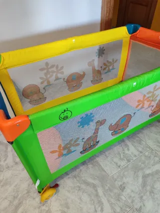 Cuna de viaje infantil con dibujos