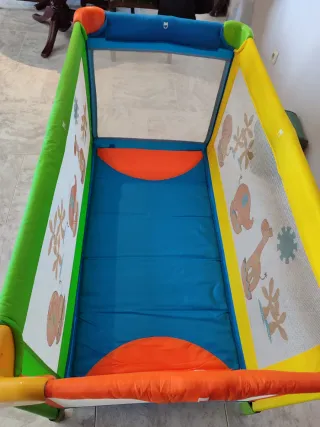 Cuna de viaje infantil con dibujos