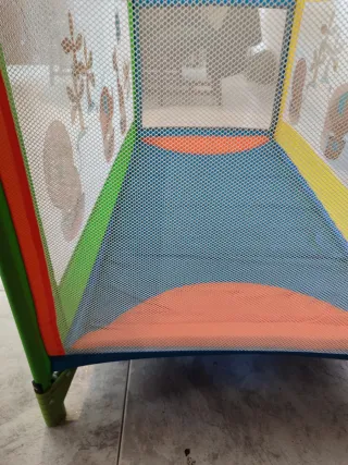 Cuna de viaje infantil con dibujos