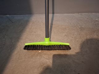 Escoba estrecha verde plegable