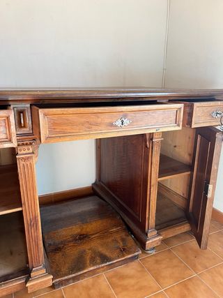 Escritorio antiguo de madera