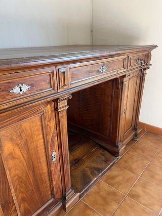 Escritorio antiguo de madera