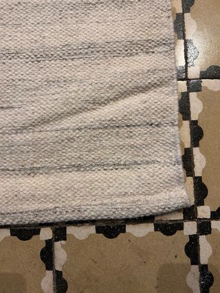 Alfombra en tono blanco y gris