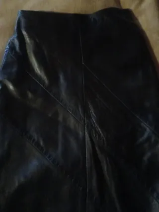 Falda de cuero negra, corte desigual