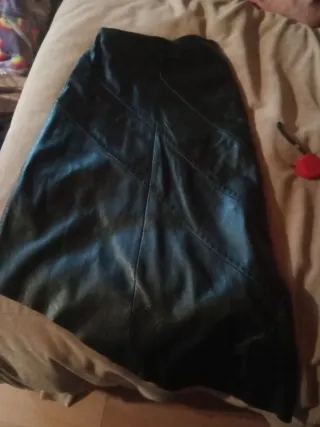 Falda de cuero negra, corte desigual