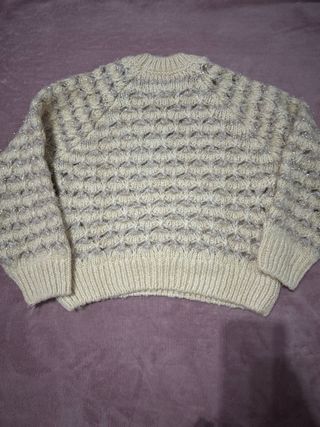 Jersey Zara niña beige y detalles dorados.