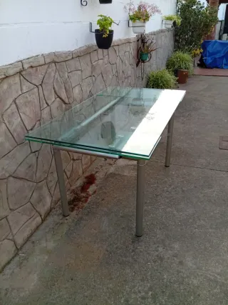 Mesa de cristal y metal
