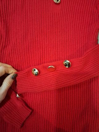 Jersey rojo con botones dorados. Cuello chimenea