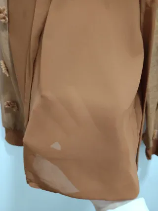 Blusa marrón con mangas con transparencia