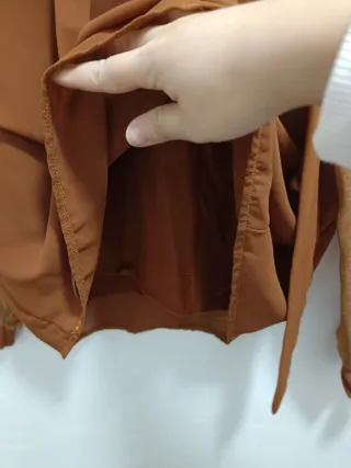 Blusa marrón con mangas con transparencia