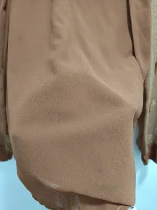 Blusa marrón con mangas con transparencia