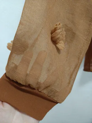 Blusa marrón con mangas con transparencia