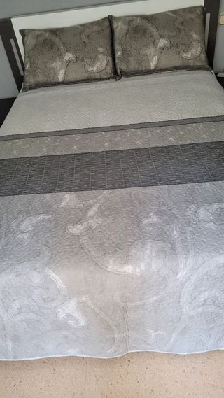 Colcha de verano gris y blanca mas fundas cojines