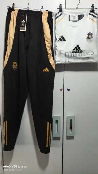 Conjunto Adidas Real Madrid Negro Dorado talla L