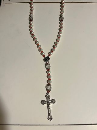 Rosario perlas blancas y detalles rojos