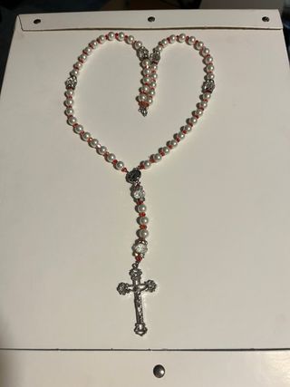 Rosario perlas blancas y detalles rojos