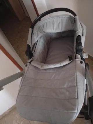 Carrito de bebé gris sin masicosi