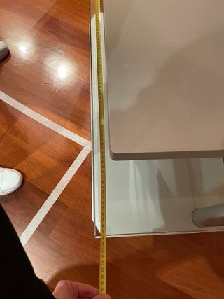 Mesa TV gris con balda de cristal