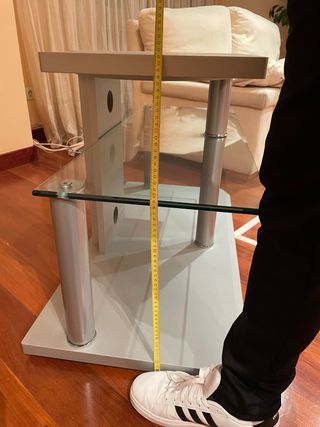 Mesa TV gris con balda de cristal