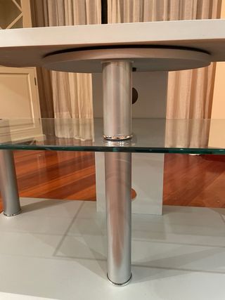 Mesa TV gris con balda de cristal