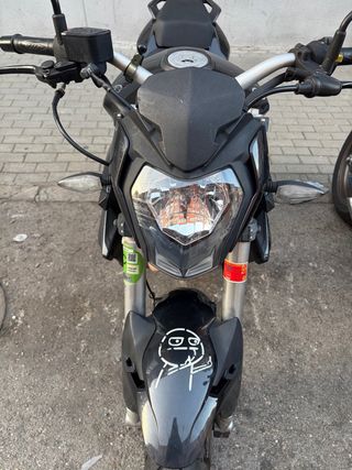 Benelli BN 125 Negra y Roja