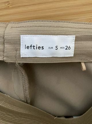 Pantalón beige con abertura